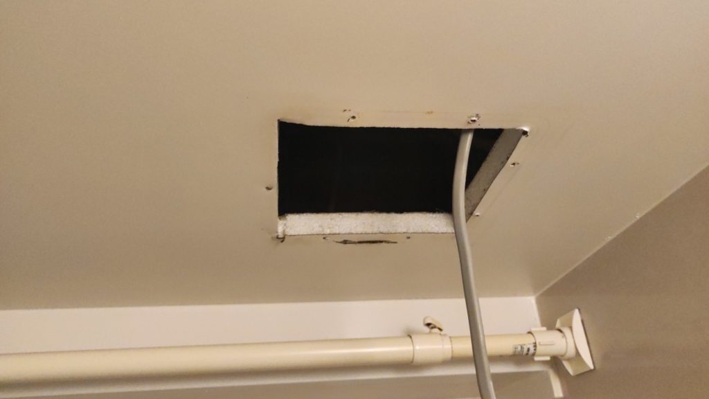 浴室換気扇　外したところ